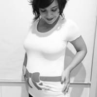 Regiane Alves coloca lacinho em sua barriga de grávida: 'Agora sou mãe'