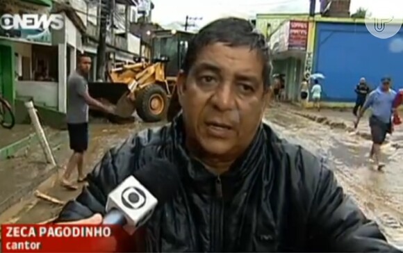 Zeca Pagodinho aparece todo molhado ajudando moradores de Xerém
