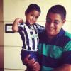 Zeca Pagodinho posa com o netinho, Noah, e publica foto no Facebook
