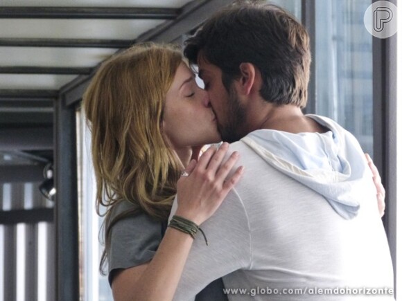 Marlon (Rodrigo Simas) beijou Paulinha (Christiana Ubach), em 'Além do Horizonte'