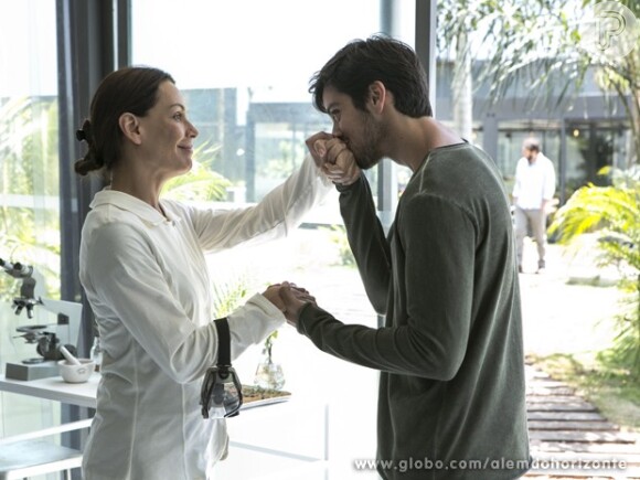 Tereza (Carolina Ferraz) é tia de Marlon (Rodrigo Simas) e resolve afastá-lo de Paulinha (Christiana Ubach), em 'Além do Horizonte'