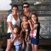 Regina Casé toda orgulhosa exibindo Roque, seu filho adotivo no Instagram ao lado de Benedita, sua filha de 24 anos, e duas meninas mais novas