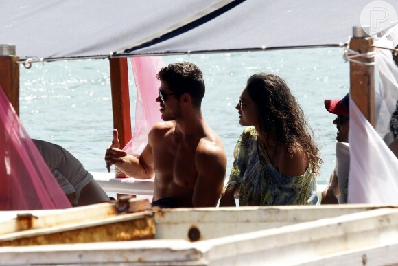 Débora Nascimento e José Loreto estão de férias em Fernando de Noronha e aproveitaram o primeiro dia do ano em um passeio de barco