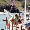 No maior clima de romance, Débora Nascimento e José Loreto passearam de barco nesta quarta-feira, 1º de janeiro de 2014, em Fernando de Noronha