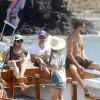 De férias em Fernando de Noronha pela primeira vez, o casal de atores Débora Nascimento e José Loreto curtiu um passeio de barco no arquipélago nesta quarta-feira, 1 de janeiro de 2014