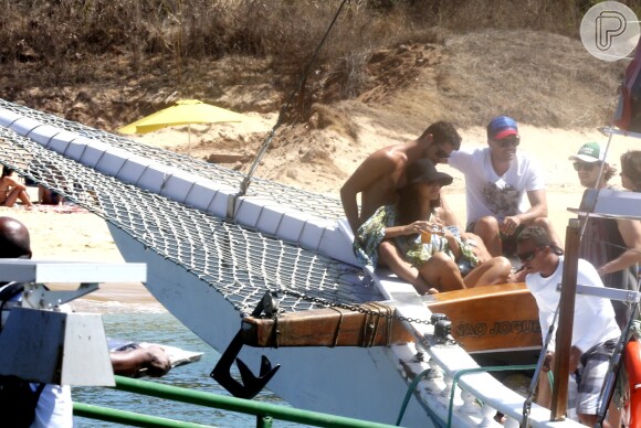 José Loreto e Débora Nascimento curtiram o primeiro dia do ano, nesta quarta-feira, 1º de janeiro de 2014, em um passeio de barco em Fernando de Noronha