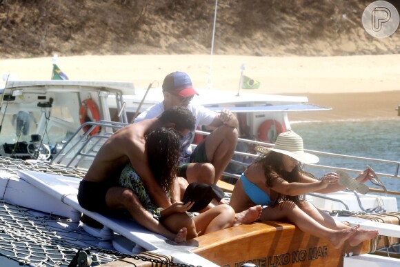 De férias em Fernando de Noronha pela primeira vez, o casal de atores Débora Nascimento e José Loreto curtiu um passeio de barco no arquipélago nesta quarta-feira, 1 de janeiro de 2014