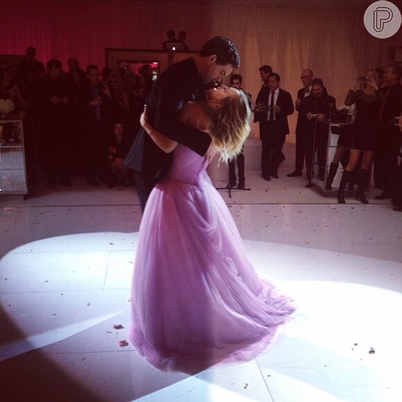 A atriz Kaley Cuoco e o tenista Ryan Sweeting se casaram na noite de Ano-Novo no sul da Califórnia