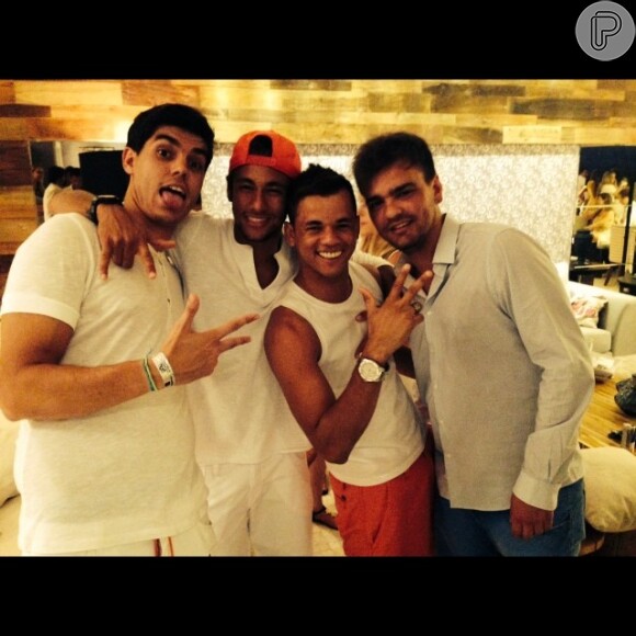 Neymar foi para a festa com o pai de 20 amigos