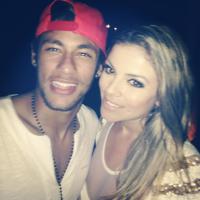 Loira flagrada com Neymar na noite de réveillon nega romance com o jogador