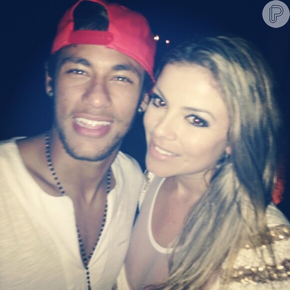 Neymar aparece em foto com Thais Rodrigues, de 23 anos, tirada durante a festa de réveillon. A loira garantiu que não rolou nada entre eles apesar dos boatos de que conversaram ao pé do ouvido