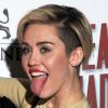 Miley Cyrus afirma que é única cantora que pode assumir o reinado de Beyoncé. Segundo a cantora, a diva do pop é talentosa mas o público quer alguém mais jovem. A polêmica entrevista foi dada à revista 'Love'