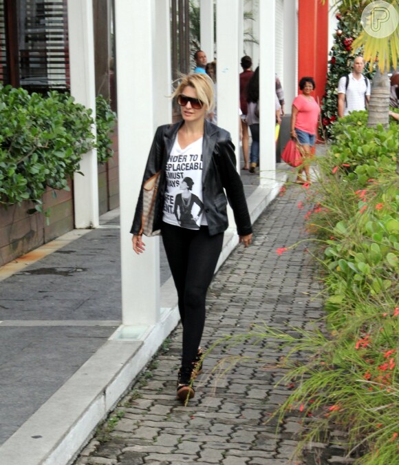 Antonia Fontenelle foi flagrada chegando ao shopping Rio Design Barra, na Barra da Tijuca, na zona oeste do Rio, nesta sexta-feira, 4 de janeiro de 2013