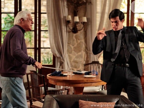 César (Antonio Fagundes) fica irritado acreditando que o filho foi procurá-lo para falar sobre herança e para rir de sua decadência