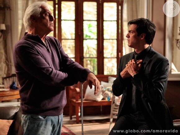 Félix (Mateus Solano) vai até a casa de César (Antonio Fagundes) para saber como ele está, mas acaba expulso pelo pai