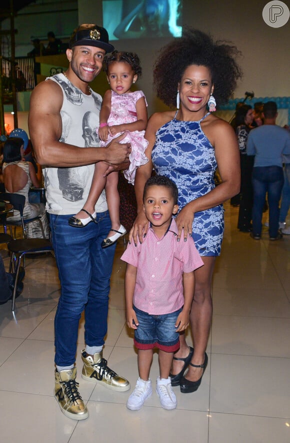 Janaína do Mar, ex-BBB, levou a família no chá de bebê dos filhos de Pepê e Thalyta Santos