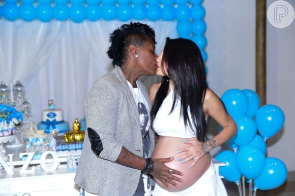 Pepê e a mulher, Thalyta Santos, trocaram beijo apaixonado durante chá de bebê dos filhos gêmeos