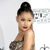 Ariana Grande usou um cropped rendado e calça vintage de Alexander McQueen, no American Music Awards 2016