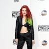 Veja o estilo de Bella Thorne e mais famosas no tapete vermelho da 44ª edição do American Music Awards 2016, na noite deste domingo, 20 de novembro de 2016