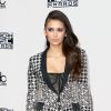 Veja o estilo de Nina Dobrev no tapete vermelho da 44ª edição do American Music Awards 2016, na noite deste domingo, 20 de novembro de 2016