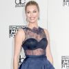 Veja o estilo de Rebecca Romijn no tapete vermelho da 44ª edição do American Music Awards 2016, na noite deste domingo, 20 de novembro de 2016