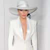 Lady Gaga investiu em um modelito elegante ao aparecer com um terninho branco com superdecote da marca Brandon Maxwell, coleção verão 2017, no American Music Awards 2016
