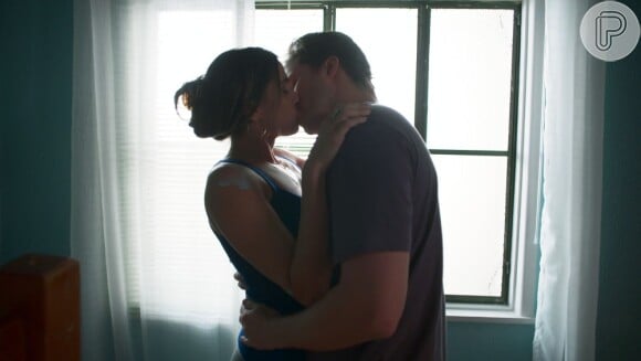 Caio (Thiago Fragoso) beija Tânia (Deborah Secco), no capítulo que vai ao ar na segunda-feira, dia 28 de novembro de 2016, na novela 'Malhação: Pro Dia Nascer Feliz'