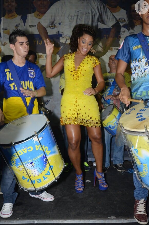 Juliana Alves samba à frente da bateria da escola