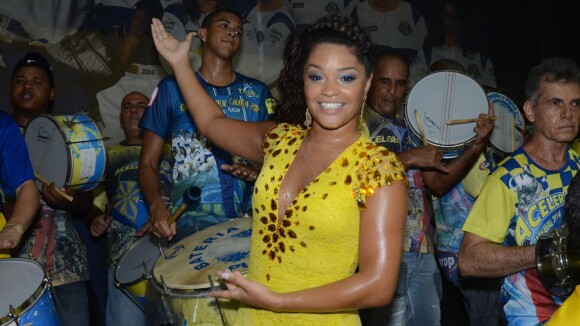 Juliana Alves usa look com cores da Unidos da Tijuca em festa da escola de samba