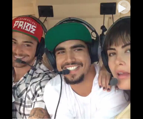 Caio Castro, Maria Casadevall e Felipe titto passeiam de helicóptero na companhia do cantor Rodrigo Andrande