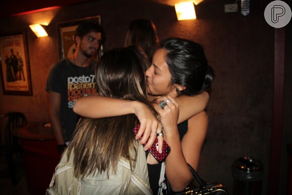 Yanna Lavigne abraça Giovanna Lancellotti após espetáculo