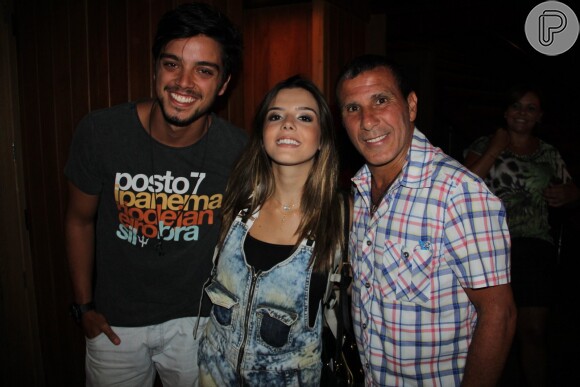 Rodrigo Simas posa com Giovanna Lancellotti e Eri Johnson após a peça 'Pequeno Dicionário Amoroso'