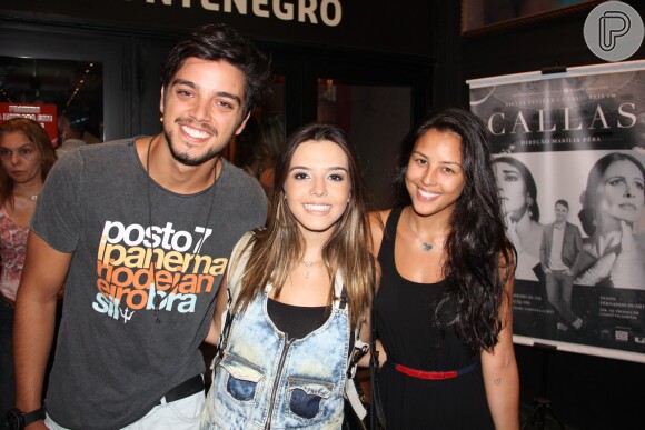 Rodrigo Simas e a cunhada, Yanna Lavigne, prestigiam estreia de Giovanna Lancellotti no teatro, no Leblon, Zona Sul do Rio, em 5 de janeiro de 2014