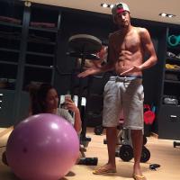 Neymar posta foto sem camisa, ao lado da irmã, na academia: 'Milagre'