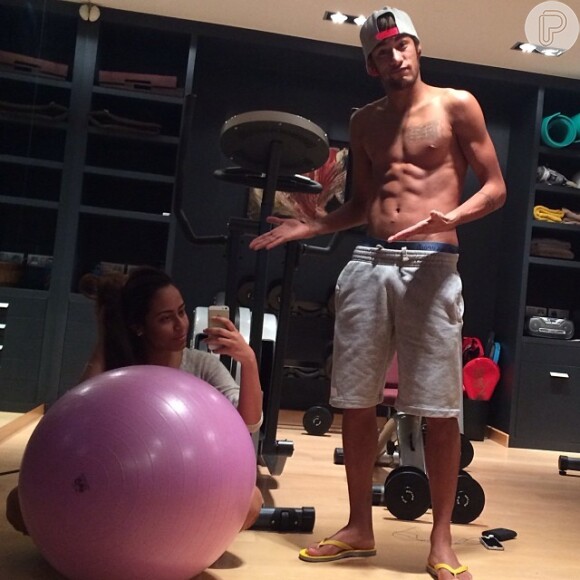 Neymar posta foto sem camisa na academia. O jogador brincou com a irmã: 'Minha irmã na academia? Kkkkkkk #milagre'