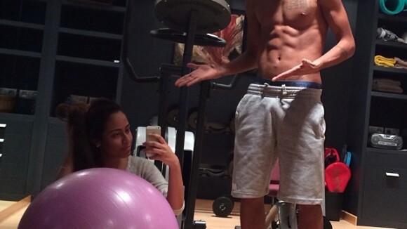 Neymar posta foto sem camisa, ao lado da irmã, na academia: 'Milagre'
