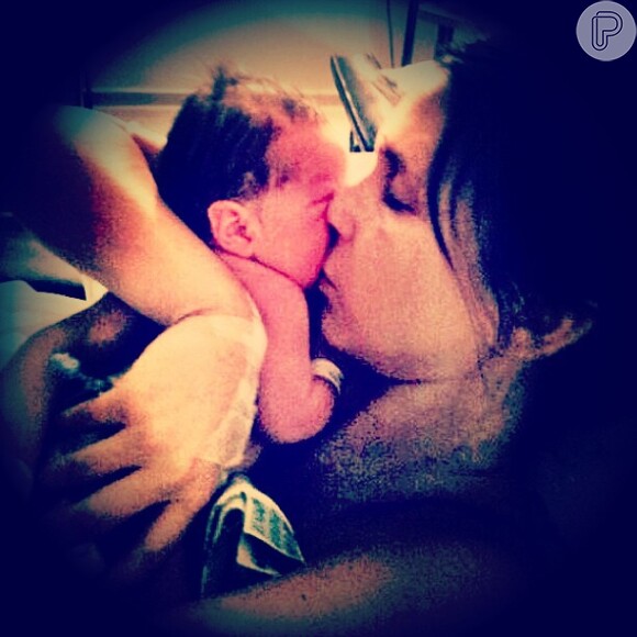 A apresentadora Sarah Oliveira deu à luz Chloé, sua primeira filha, neste sábado, 5 de janeiro de 2012