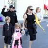 Em outubro de 2012, Angelina Jolie foi flagrada fazendo compras com seus gêmeos Vivienne Marcheline e Knox Léon, de 4 anos, e Shiloh Nouvel, de 6