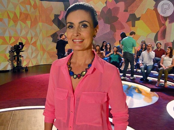Fátima Bernardes escolhe camisa rosa de botão e um maxicolar colorido