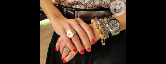 Fátima Bernardes mistura muitas pulseiras com relógio