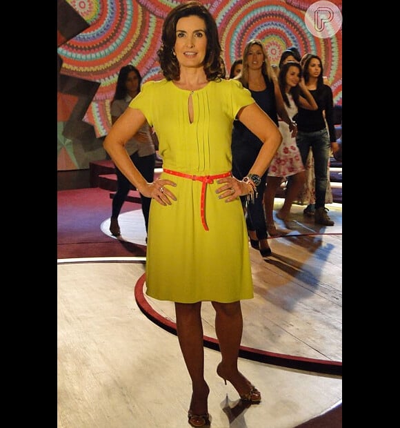 Fátima Bernardes aposta em vestido amarelo com o cinto fininho laranja para complementar o look