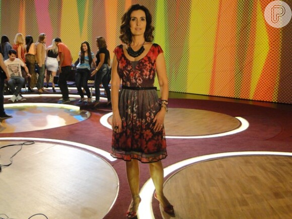 Fátima Bernardes usa vestido com flores em tons cinza e vermelho