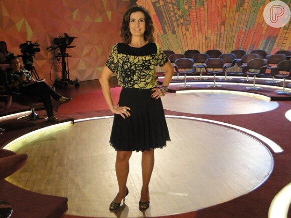 A apresentadora Fátima Bernardes com saia levemente rodada