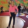 Fátima Bernardes se rende à moda: camisa neon rosa