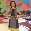 A apresentadora Fátima Bernardes usa vestido de cores fortes e detalhe em neon