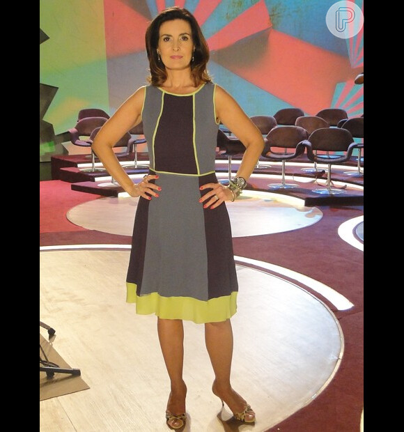 A apresentadora Fátima Bernardes usa vestido de cores fortes e detalhe em neon
