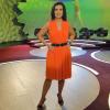 Em seu programa matinal na Globo, Fátima Bernardes usa vestido laranja com cintinho