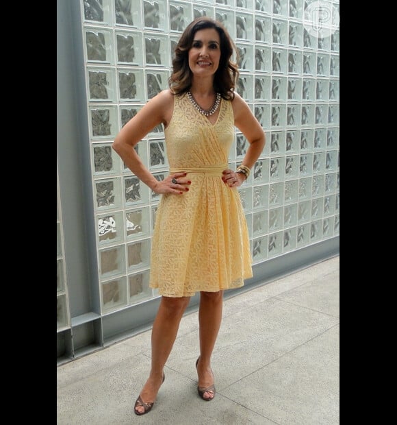 Fátima Bernardes usa vestido amarelo de renda transpassado e finaliza o look com um maxicolar