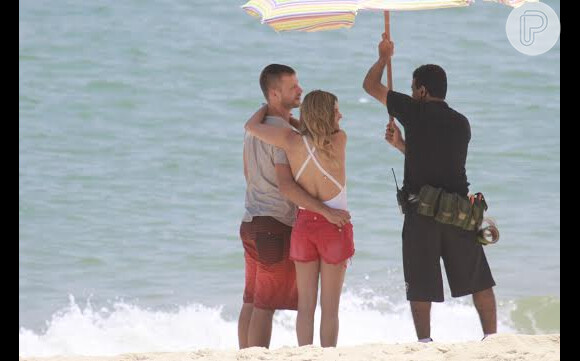 Fernanda Lima e Rodrigo Hilbert posam abraçadinhos na praia durante gravação em praia no Rio de Janeiro