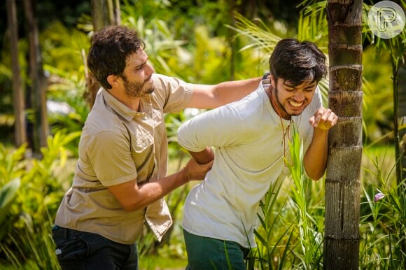William (Thiago Rodrigues) tenta impedir Marlon (Rodrigo Simas) de denunciá-lo em 'Além do Horizonte', em 10 de janeiro de 2014